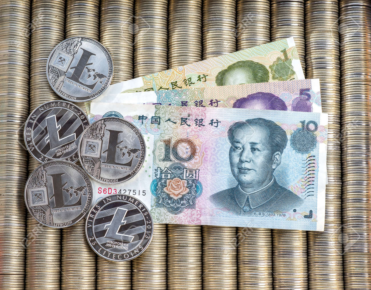 은암호화 동전 라이트코인 LTC 종이 명칭 중국 위안화 금속 동전은 서로 매끄러운 배경에 배치되어 최고의 암호화 통화 교환에서 가까운  전망을 제공합니다. 로열티 무료 사진, 그림, 이미지 그리고 스톡포토그래피. Image 100224872