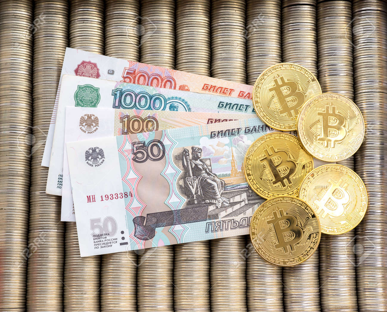 Monedas De Oro Krypto Bitcoin BTC, Billetes De Rublos Rusos. Las Monedas De  Metal Se Colocan En Un Fondo Entre Sí, Vista En Primer Plano Desde La Parte  Superior, Cambio De Moneda