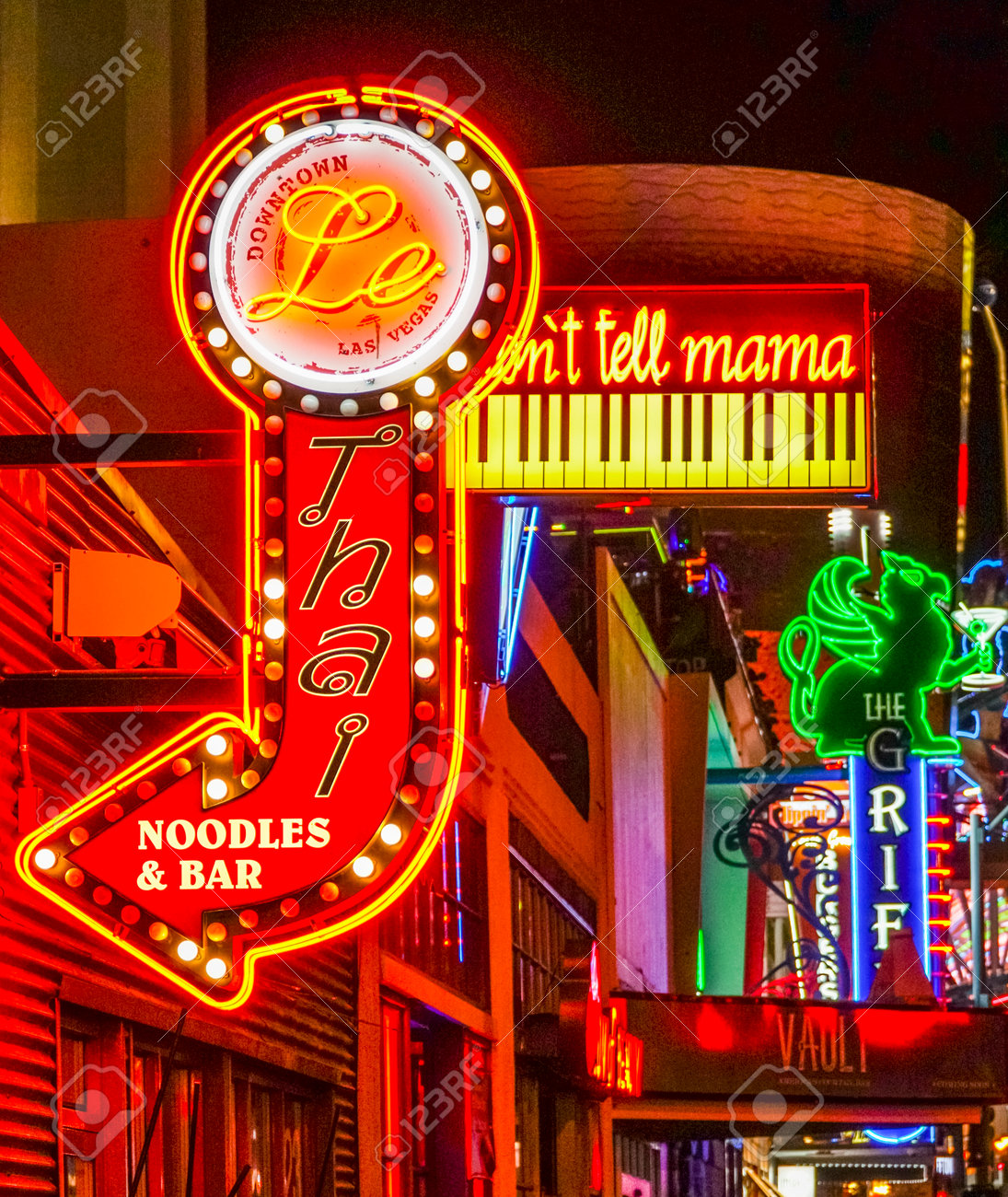 タイ料理レストランでダウンタウン ラスベガス ネオン サイン ラスベガス ネバダ州 17 年 4 月 23 日 の写真素材 画像素材 Image