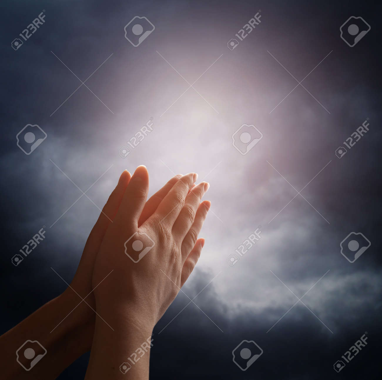 空に浮かぶ雲に手を伸ばす手 の写真素材 画像素材 Image