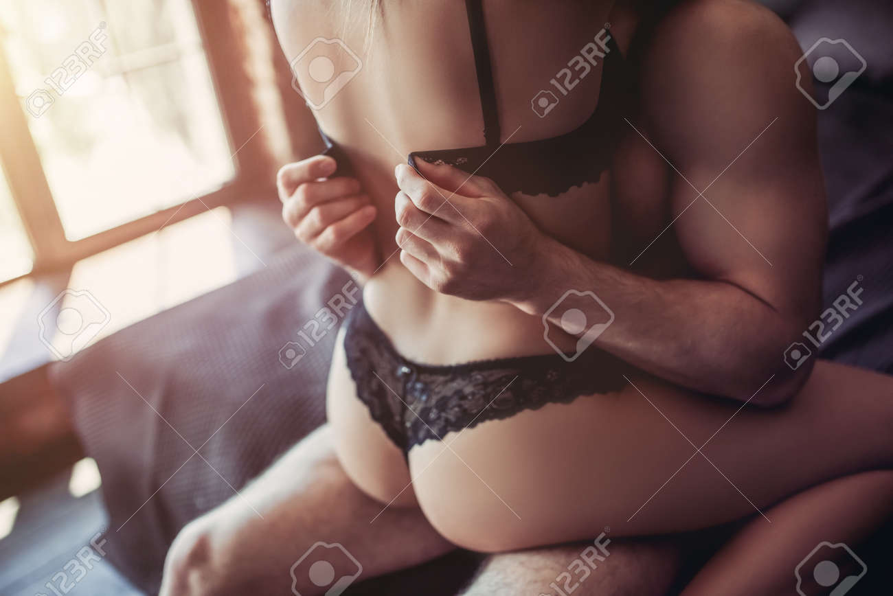 Mulher e homem transando na cama