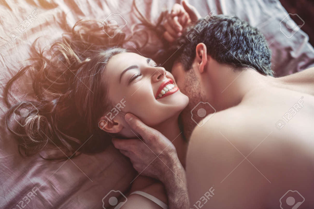 Beau Couple Fait L Amour Sur Le Lit Bisou Passionne Banque D Images Et Photos Libres De Droits Image Beau Couple Fait L Amour Sur Le Lit Bisou Passionne Banque D Images Et Photos Libres De Droits Image