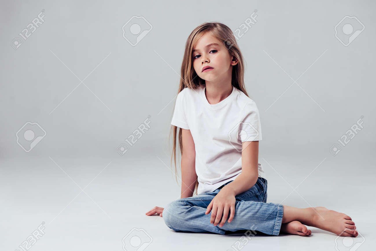 分離したかわいい女の子 魅力的な金髪が白い背景にポーズとカメラ目線します の写真素材 画像素材 Image