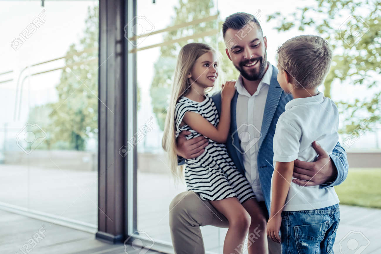 Papa Kommt Von Der Arbeit Nach Hause Sein Kleiner Sohn Und Seine