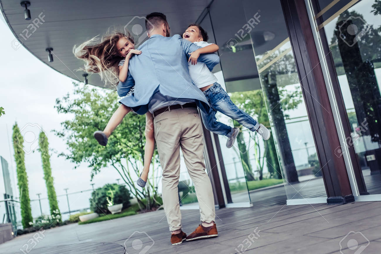 Glucklicher Gutaussehender Mann Mit Kindern Auf Handen Papa Kommt