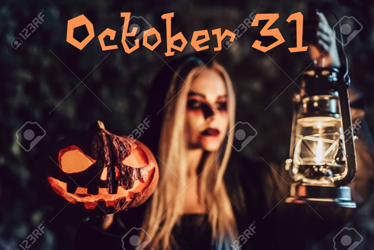 Feliz Dia Das Bruxas Retrato De Bruxa Negra Com Maquiagem Assustadora Em Manto Preto Segurando Abobora E Lampada Nas Maos Inscricao 31 De Outubro Fotos Retratos Imagenes Y Fotografia De Archivo Libres