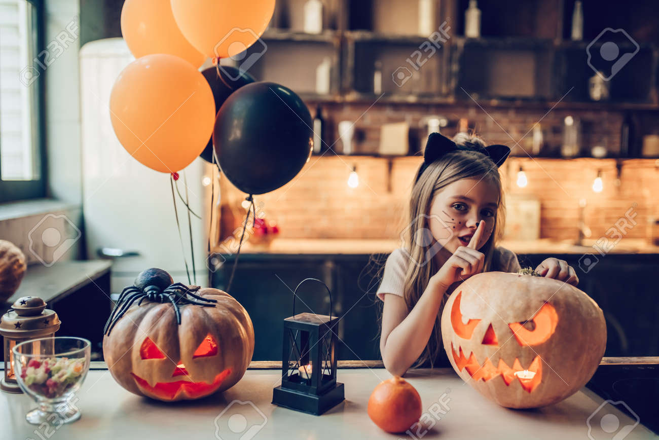 楽しいハロウィンをお過ごし下さい かわいい女の子は ハロウィンの準備中です ハロウィンメイク アップの猫と台所にカボチャを楽しんでください の写真素材 画像素材 Image