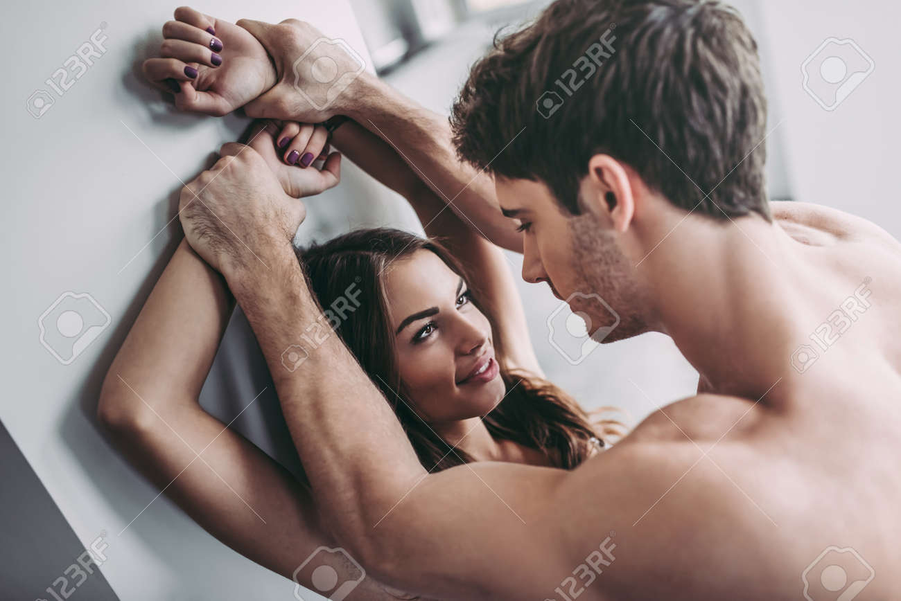 Guten Morgen! Junges Romantisches Paar Auf Heller Moderner Küche Mit  Panoramischen Fenstern. Sexy Junge Frau In Unterwäsche Und Nackter  Oberkörper Gut Aussehender Mann Verbringt Zeit Zusammen. Leidenschaftliche  Liebhaber, Die Sex In Der