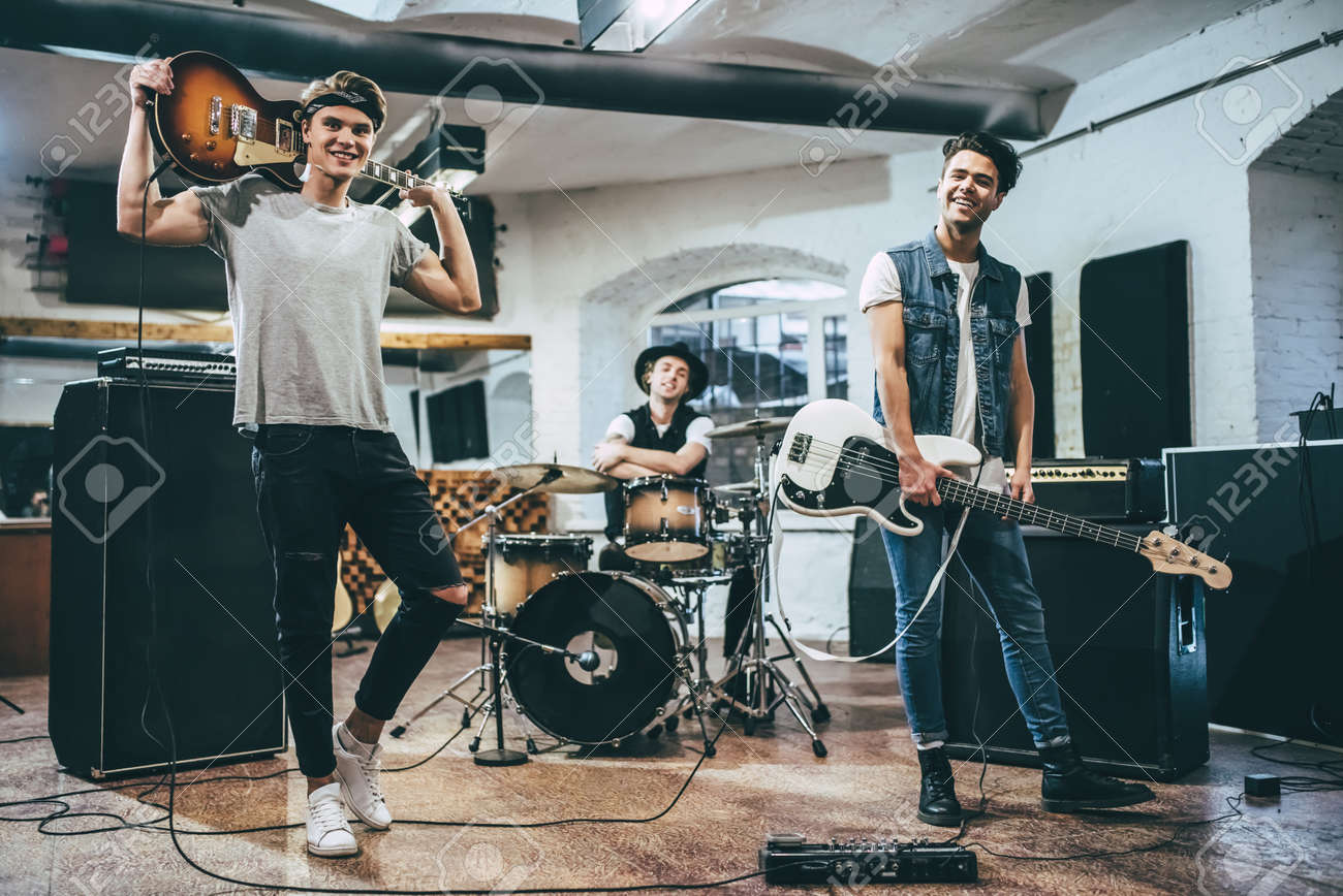 ロックバンドの繰り返し ベースギタープレーヤー エレギタープレーヤーとドラムセットの後ろのドラマー リハーサルベース の写真素材 画像素材 Image