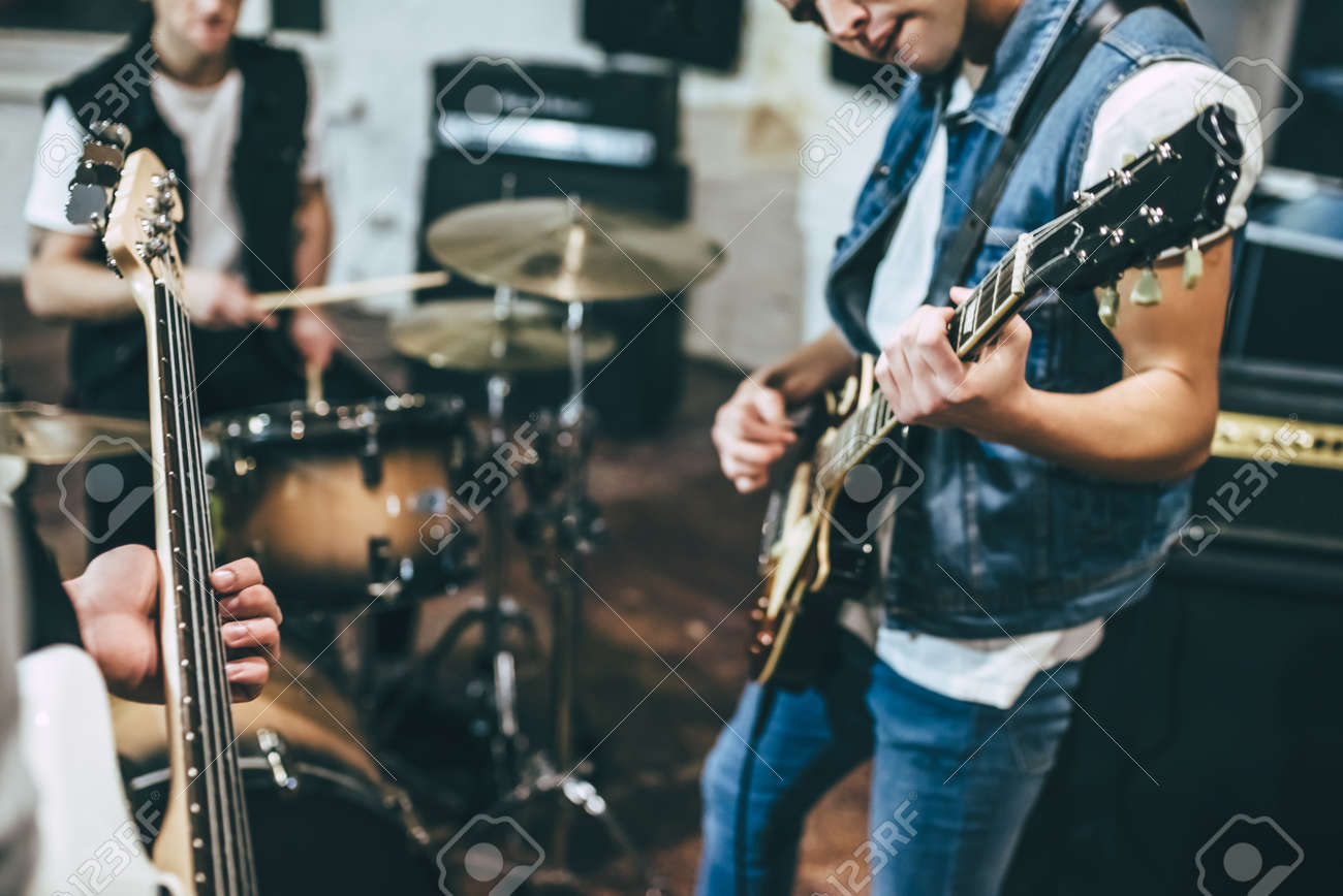 Repeticao Da Banda De Rock Cortada A Imagem Do Baixista Electro Guitarrista E Baterista Atras Do Tambor Base De Ensaio Fotos Retratos Imagenes Y Fotografia De Archivo Libres De Derecho Image 90779082