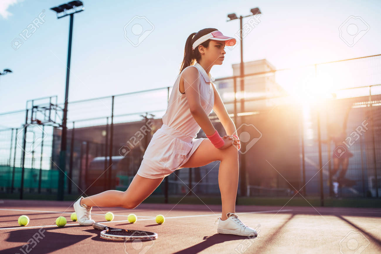 テニスコートで若い女性をスポーツ 女子テニス選手 の写真素材 画像素材 Image