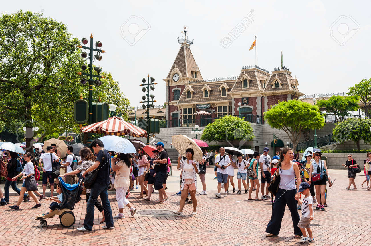 ディズニーランド、香港 - 7 月 8 日: 観光客を団結家族、ウォーキング
