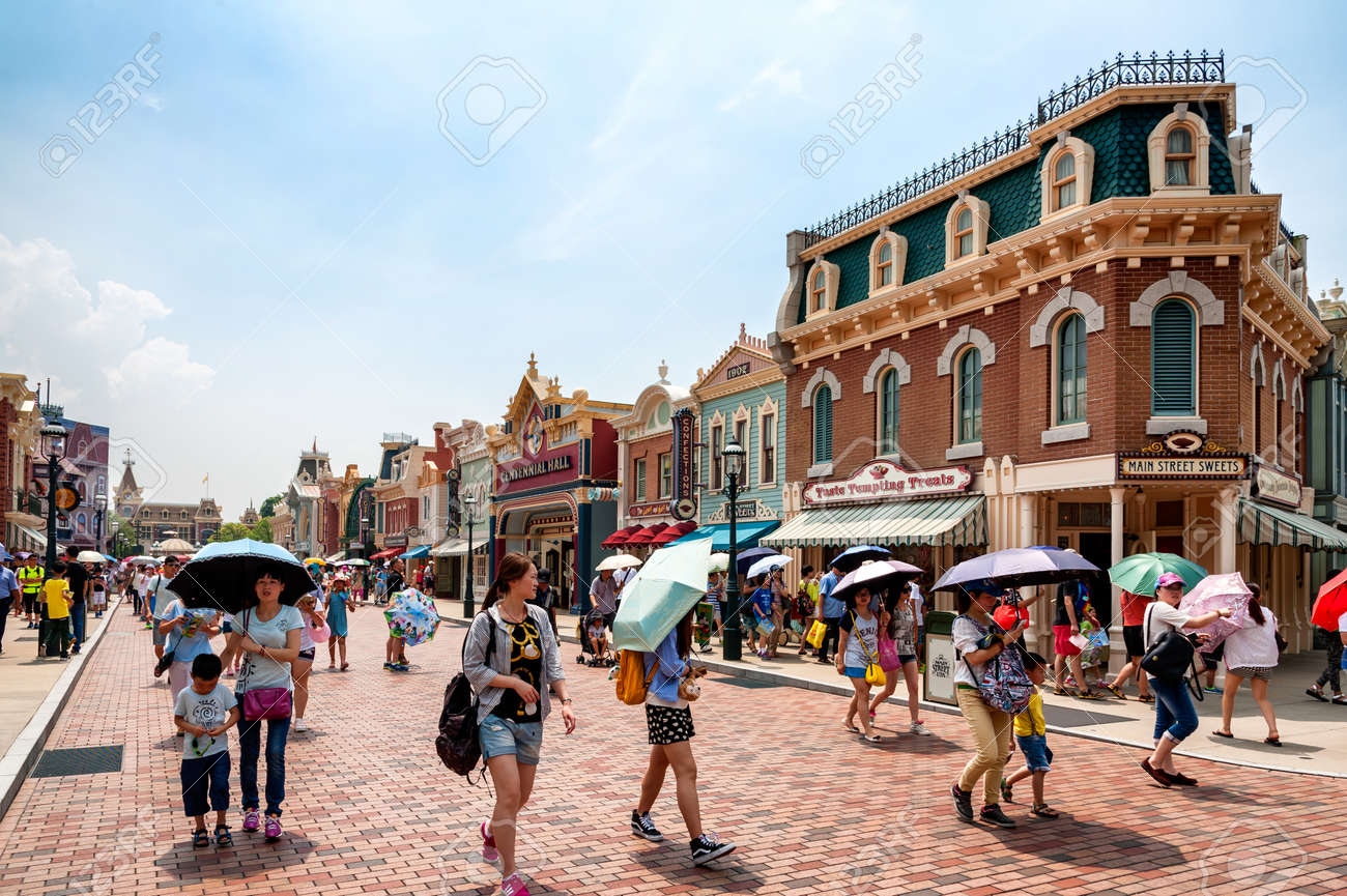 ディズニーランド、香港 - 7 月 8 日: 観光客が歩く家族団結ツアーや演奏