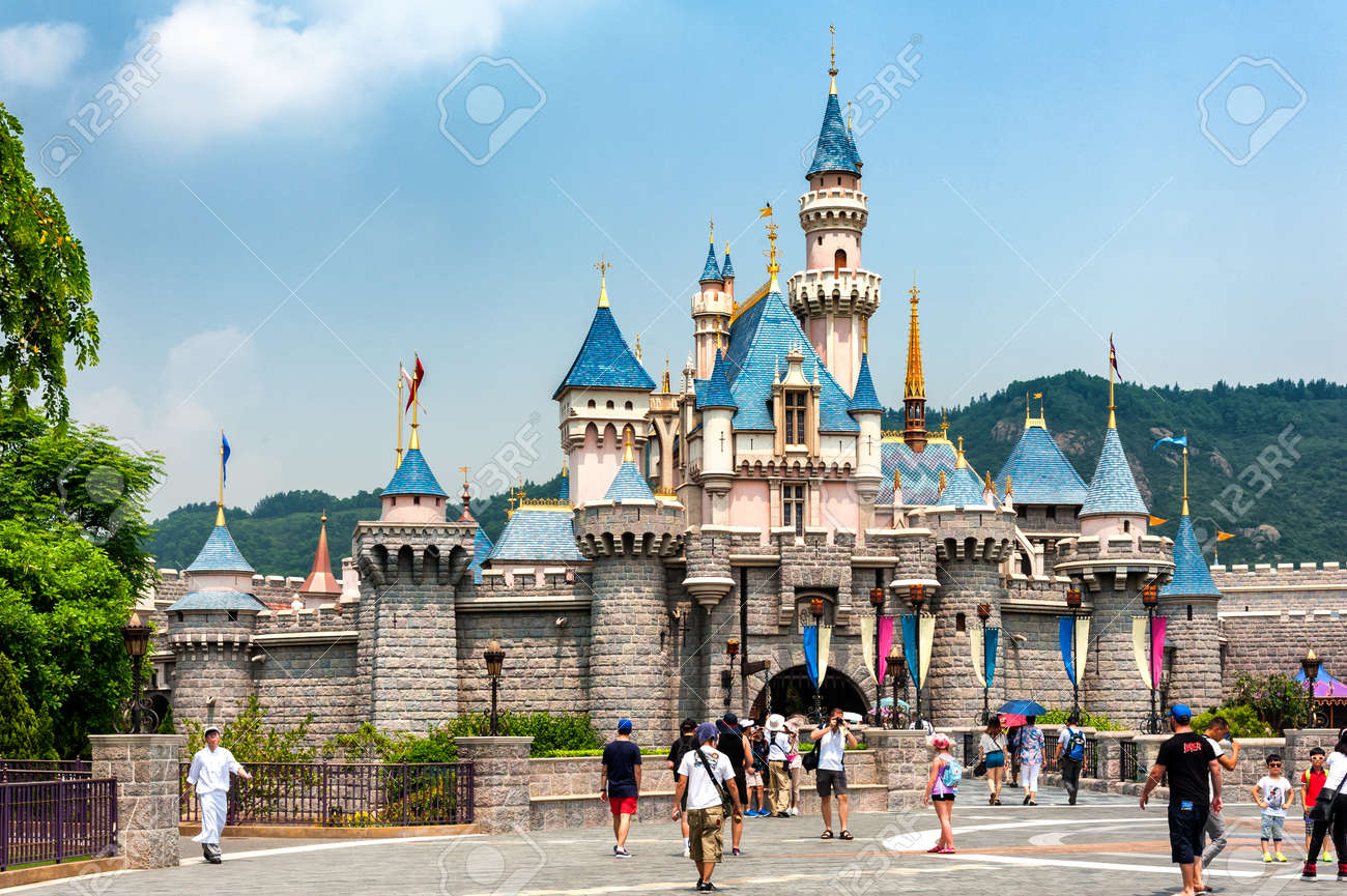 ディズニーランド、香港 - 7 月 8 日: 観光客を団結家族、ウォーキング