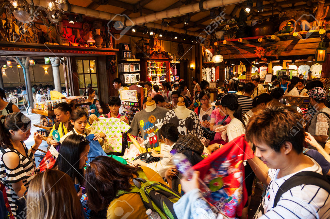 ディズニーランド、香港 - 7 月 8 日: 観光客が歩く家族団結ツアーや演奏