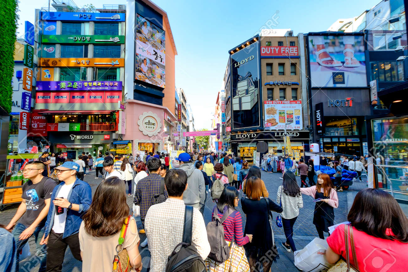 ソウル 韓国 15 年 10 月 3 日 明洞ショッピング街 近所を買い物を歩いて韓国人観光客 それは最も人気がおしゃれです 近所では 旅行する必要があります の写真素材 画像素材 Image ソウル 韓国 15 年 10 月 3 日 明洞ショッピング街 近所を買い物を歩いて韓国人観光客 それは最も人気がおしゃれです 近所では 旅行する必要があります の写真素材 画像素材 Image