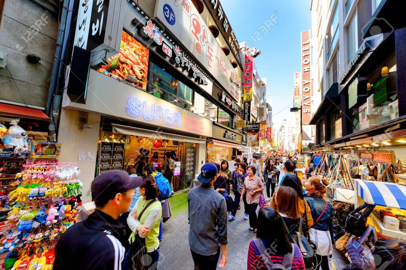 ソウル 韓国 15 年 10 月 3 日 明洞ショッピング街 近所を買い物を歩いて韓国人観光客 それは最も人気がおしゃれです 近所では 旅行する必要があります の写真素材 画像素材 Image