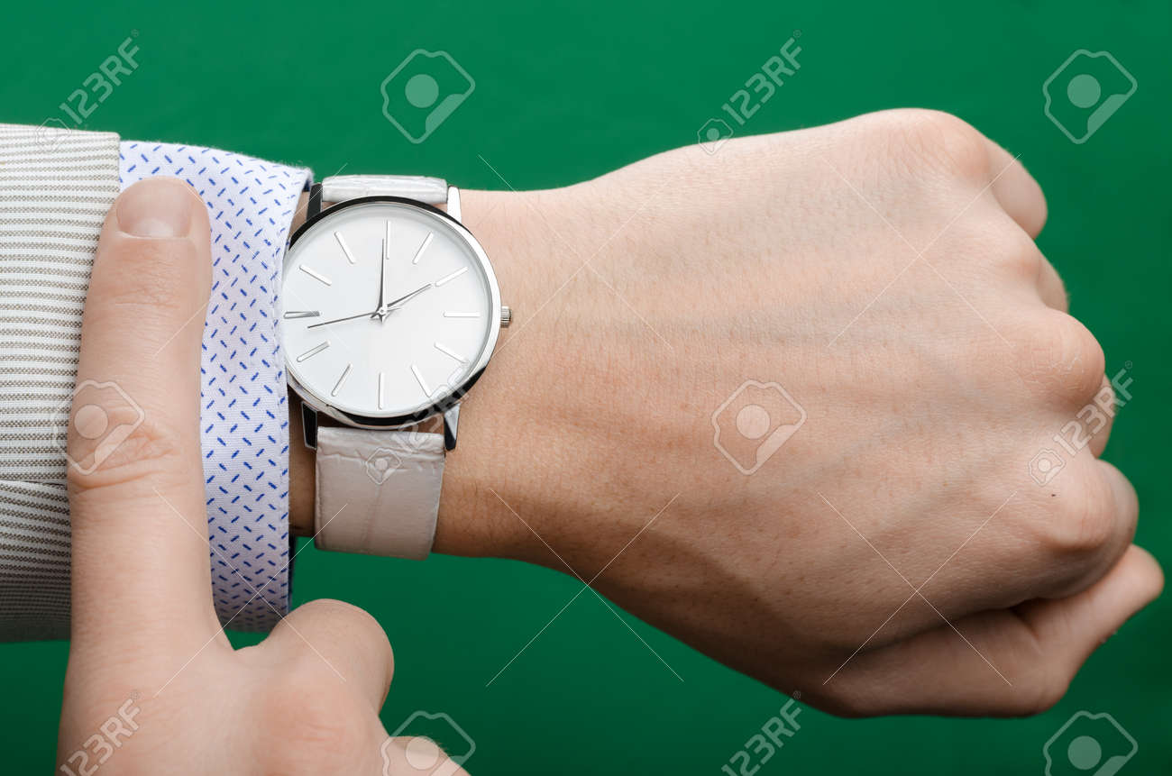 手のビジネスマンにスタイリッシュな白い腕時計 の写真素材 画像素材 Image