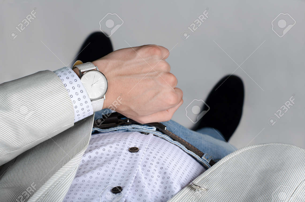 手のビジネスマンにスタイリッシュな白い腕時計 の写真素材 画像素材 Image