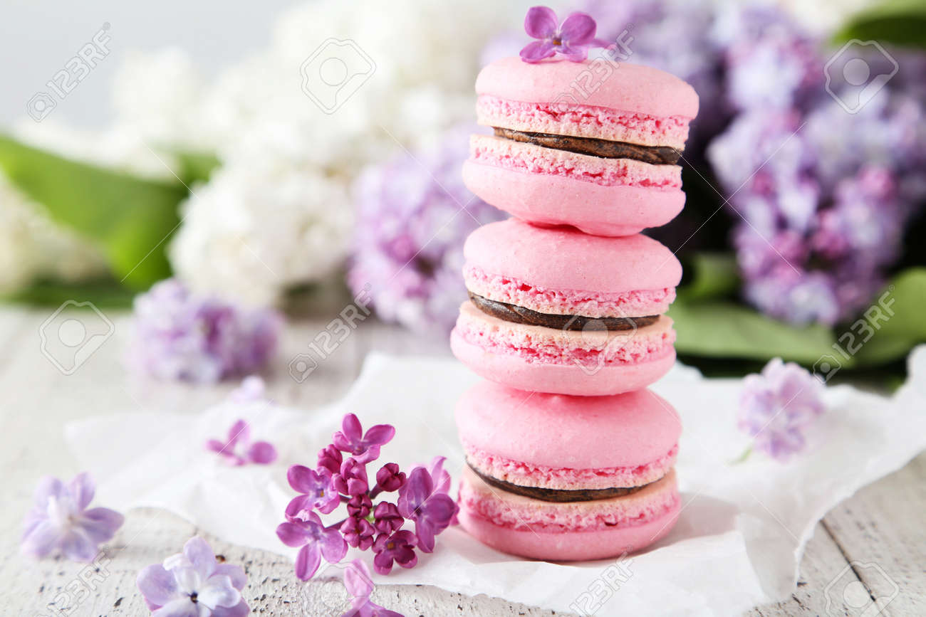 フランス語ピンク木製白地にライラックの花のマカロン の写真素材 画像素材 Image