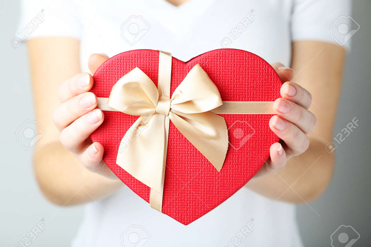 女性両手でハートのギフト ボックス の写真素材 画像素材 Image