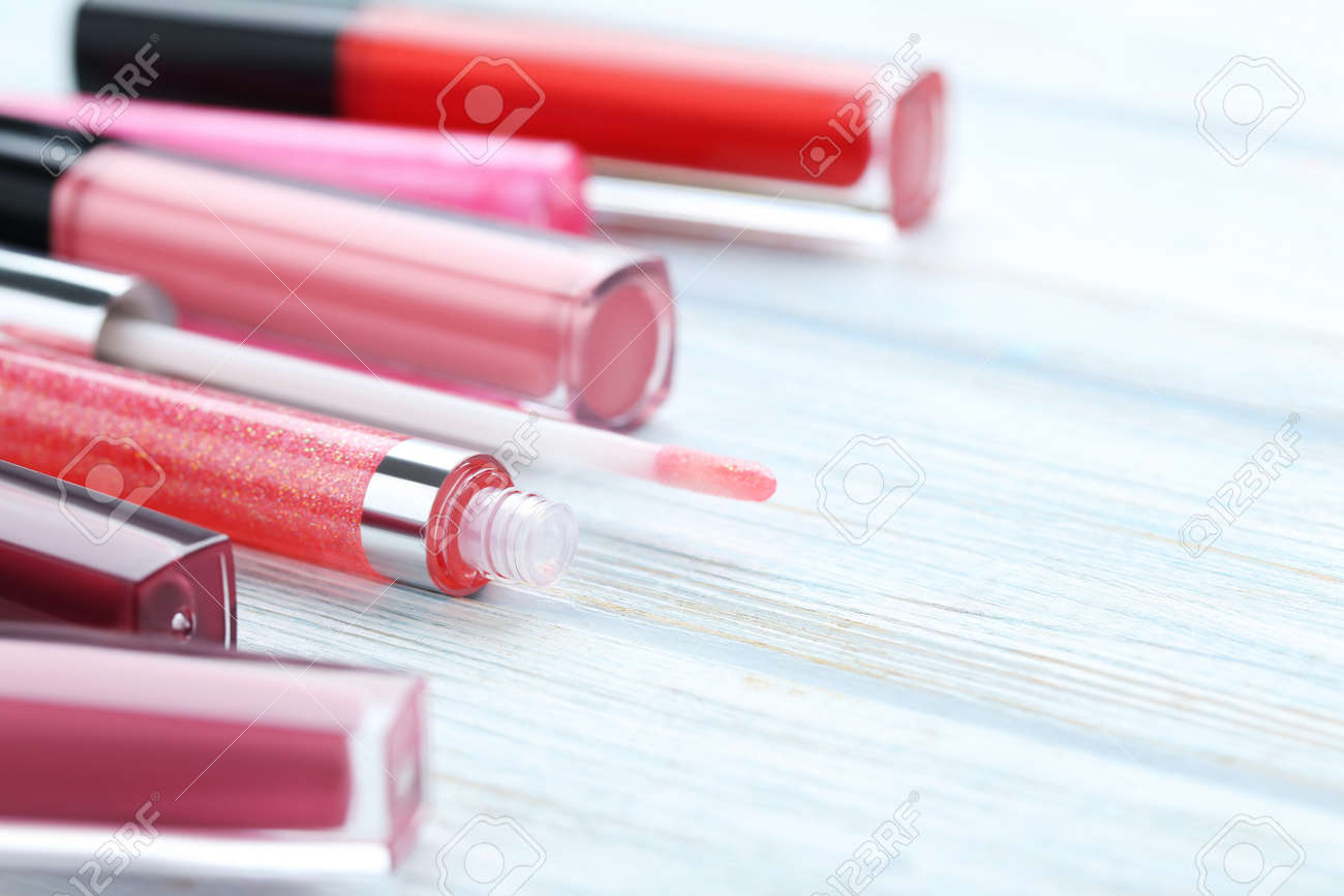 青い木製のテーブルにカラフルなリップグロス の写真素材 画像素材 Image
