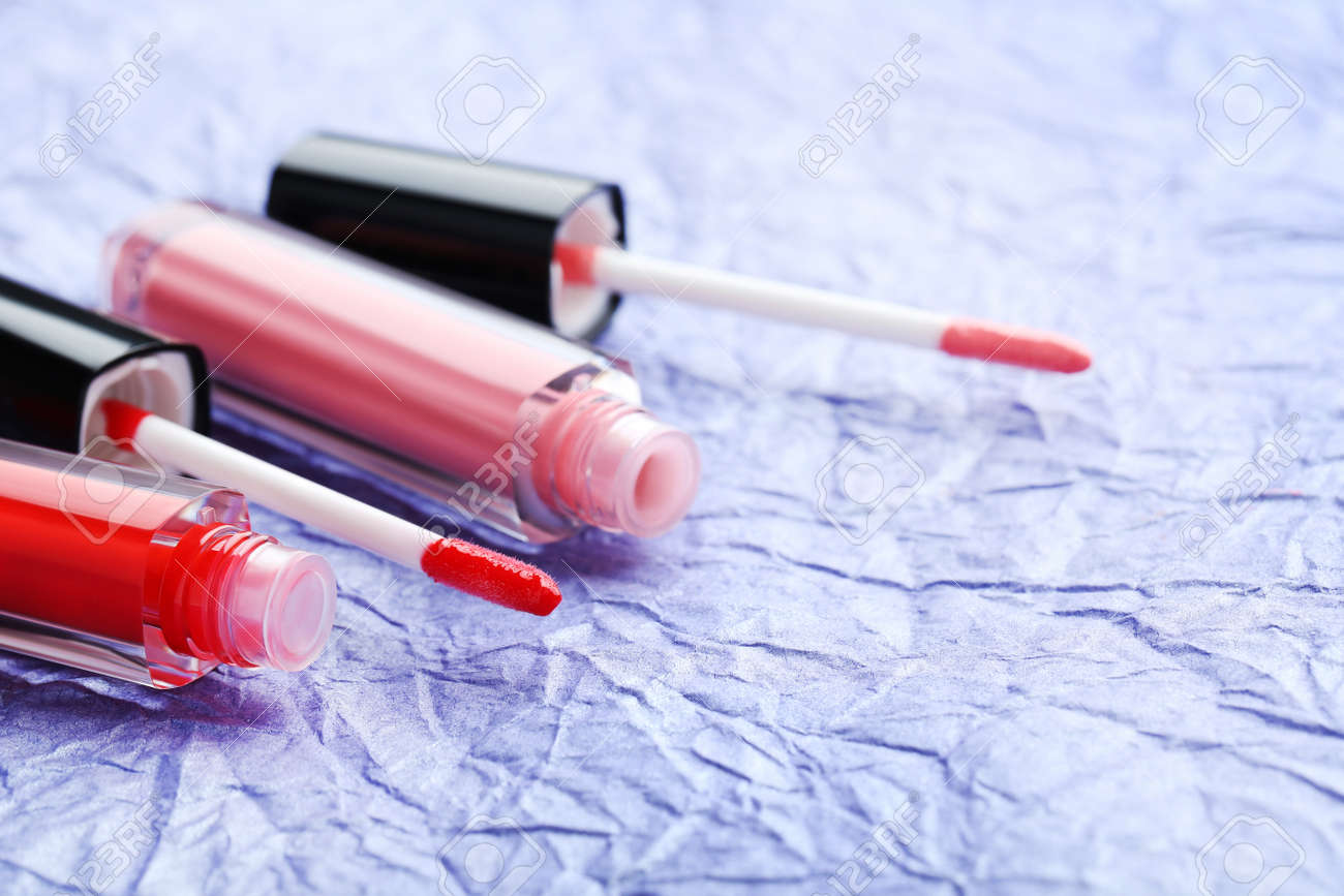 青い紙の背景にカラフルなリップグロス の写真素材 画像素材 Image