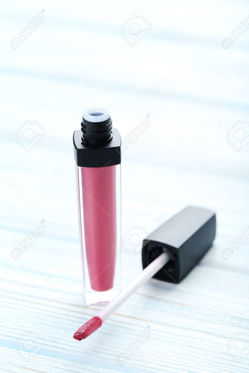 青い木製のテーブルにカラフルなリップグロス の写真素材 画像素材 Image