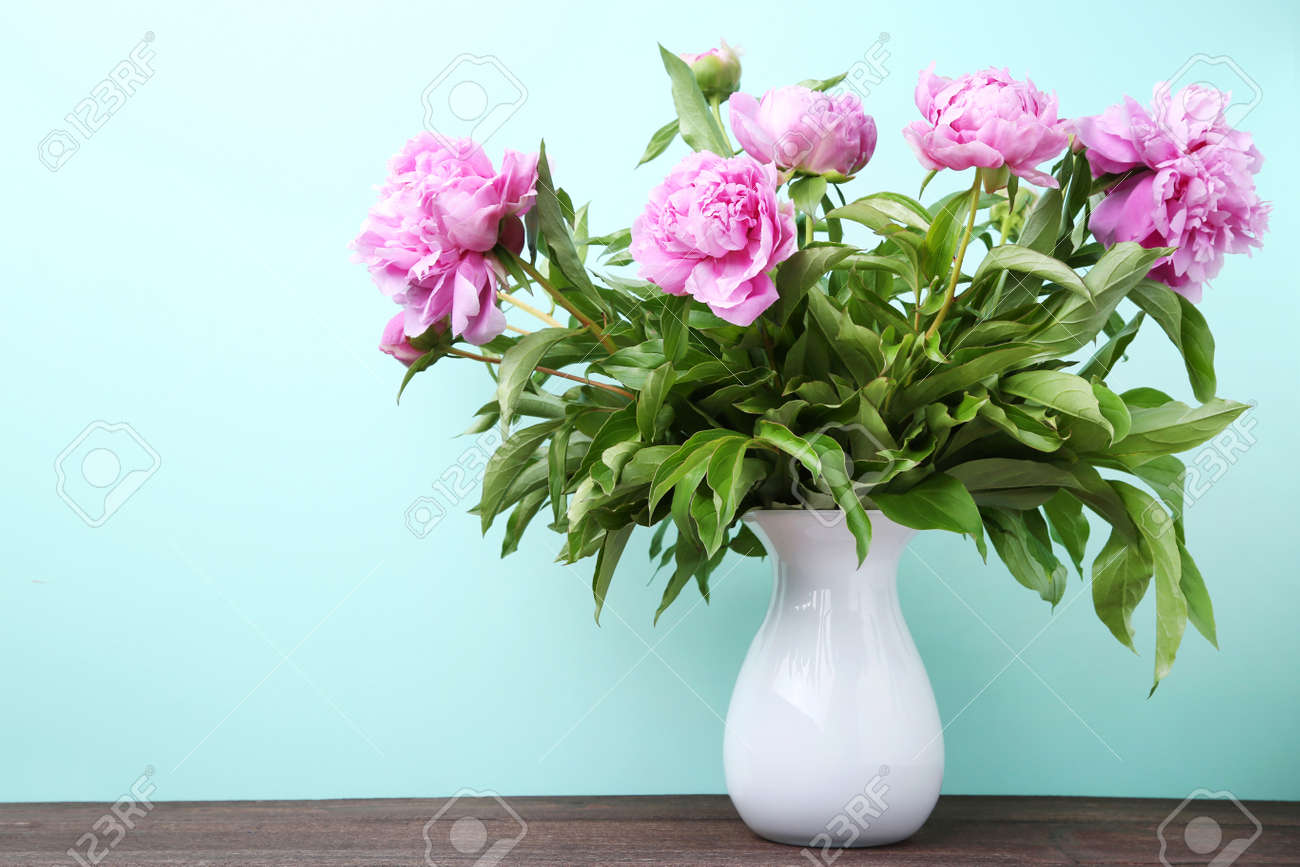 ミントの背景の上に花瓶の牡丹の花の花束 の写真素材 画像素材 Image