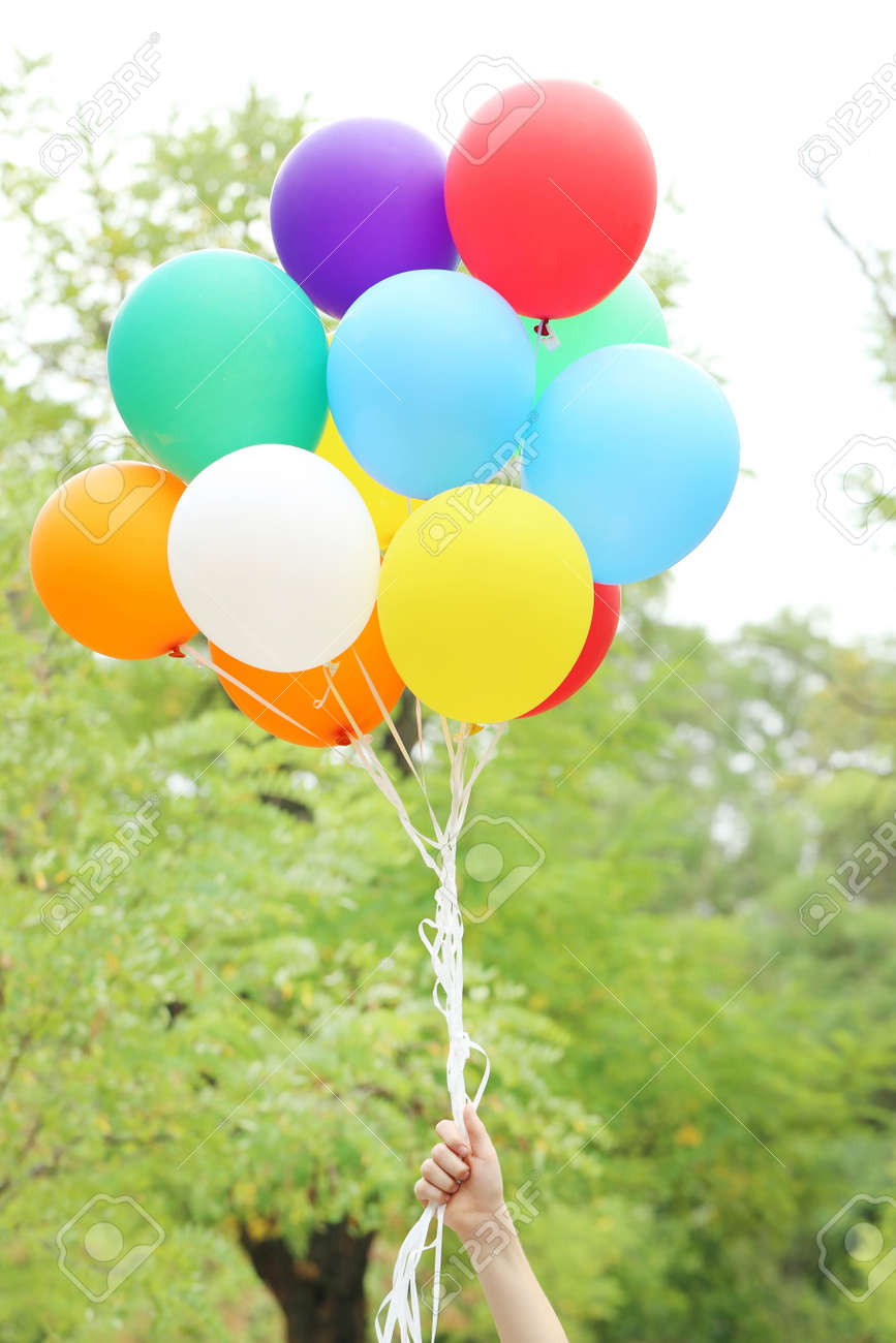 公園でカラフルな風船を持つ手 の写真素材 画像素材 Image
