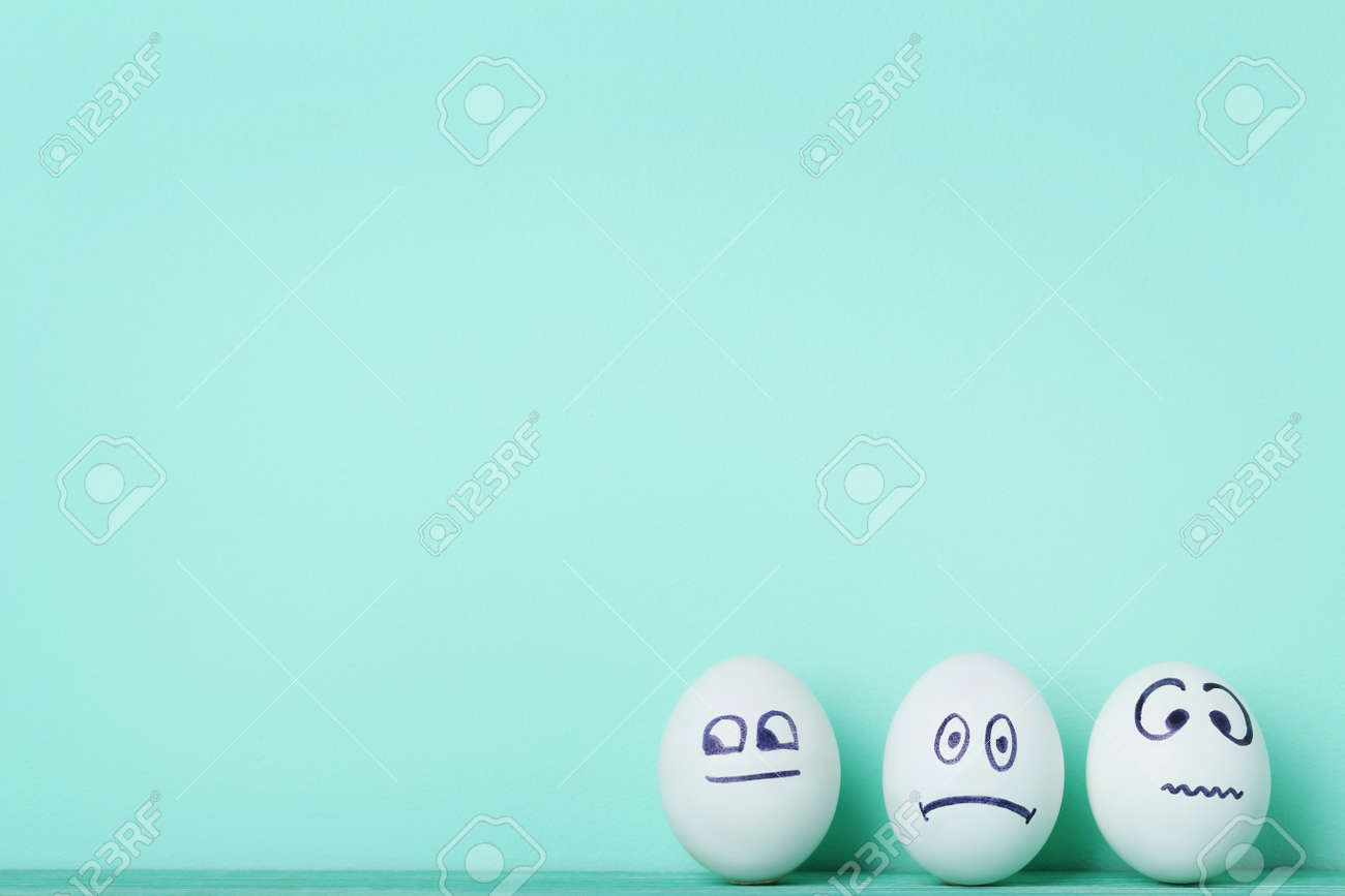 ミントの背景に面白い顔を持つ卵 の写真素材 画像素材 Image
