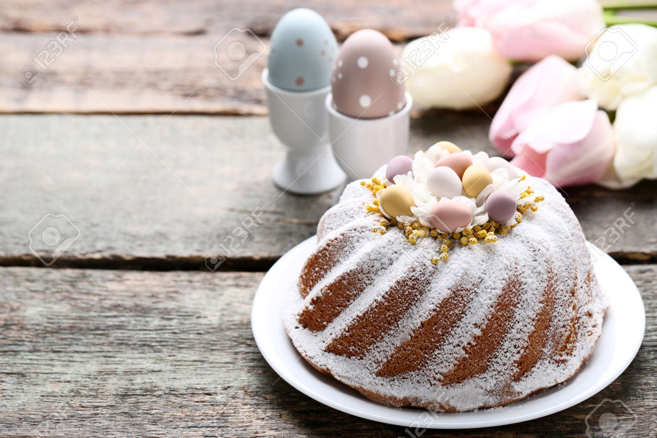 Gateau De Paques Avec Des Ufs Et Des Fleurs De Tulipe Sur La Table En Bois Banque D Images Et Photos Libres De Droits Image