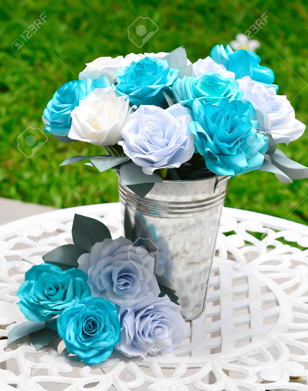 手作り紙のコーヒー フィルターから作られたバラの庭園を飾る花瓶を追加します の写真素材 画像素材 Image