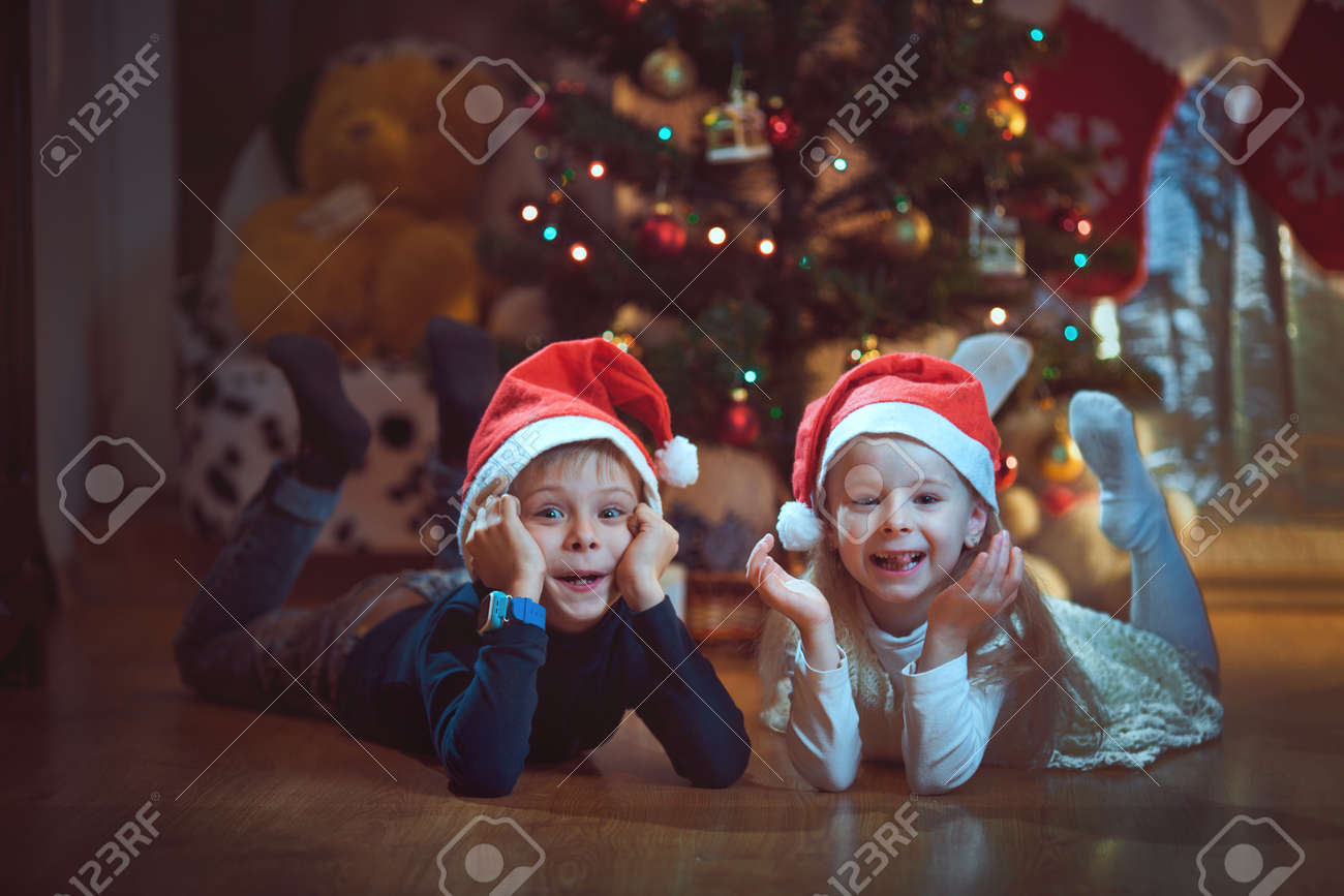 Ninos Felices Con El Regalo De Navidad La Alegria Fotos Retratos Imagenes Y Fotografia De Archivo Libres De Derecho Image 65271525 123rf