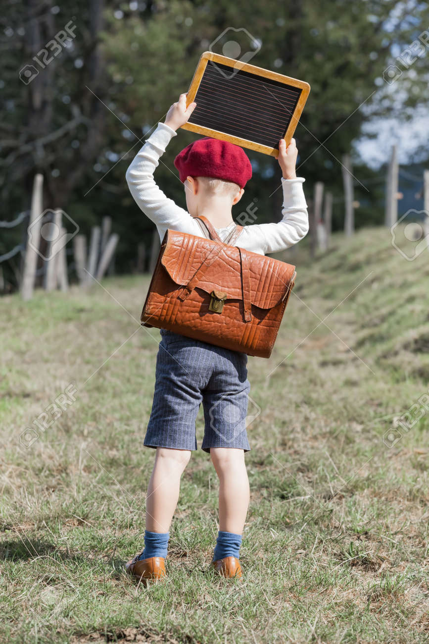 Junge Schuljunge In Vintage Kleidung Und Roten Barett Hut Mit Lederschultasche Auf Dem Rucken Eine Kleine Tafel Uber Den Kopf Kopie Platz Halten Lizenzfreie Fotos Bilder Und Stock Fotografie Image 50427708