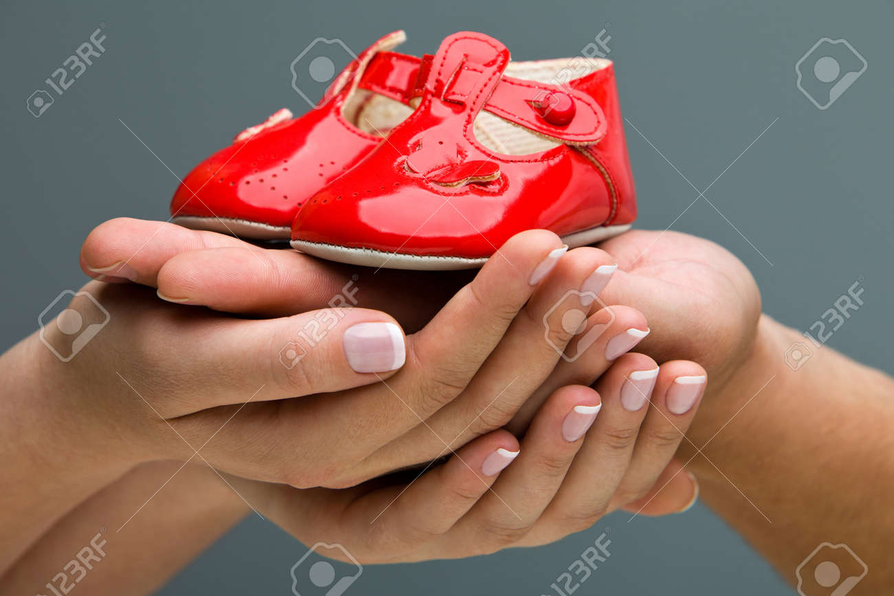 La Mujer Y Su Marido Con Zapatos De Bebe En Su Mano A Mama Y Papa Esperando Un Bebe Fotos Retratos Imagenes Y Fotografia De Archivo Libres De Derecho Image La Mujer Y Su Marido Con Zapatos De Bebe En Su Mano A Mama Y Papa Esperando Un Bebe Fotos Retratos Imagenes Y Fotografia De Archivo Libres De Derecho Image