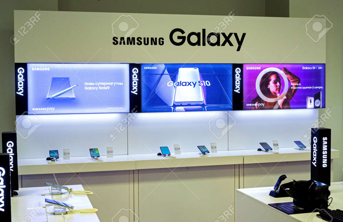 벨로루시 민스크, 2019년 3월 22일: 브랜드 매장에서 새 스마트폰 S10의 포스터와 함께 Samsung Galaxy를 선보입니다.  로열티 무료 사진, 그림, 이미지 그리고 스톡포토그래피. Image 132889010