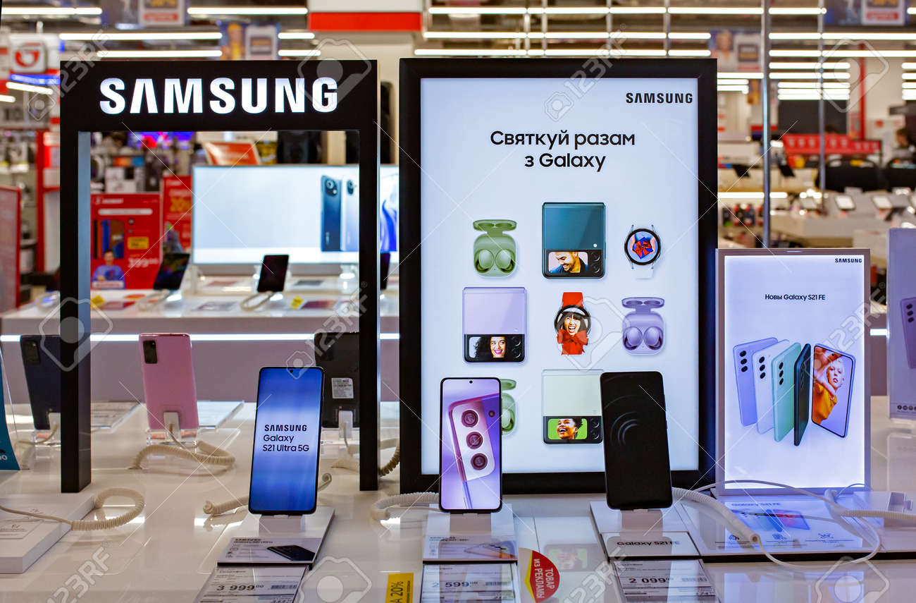새로운 삼성 갤럭시 모바일 스마트폰은 전자 매장의 브랜드 로고와 함께 소매 디스플레이에 스마트폰 삼성 갤럭시 S 21 울트라 5g와  함께 표시됩니다. 벨로루시 민스크 - 2022년 2월 16일 로열티 무료 사진, 그림, 이미지