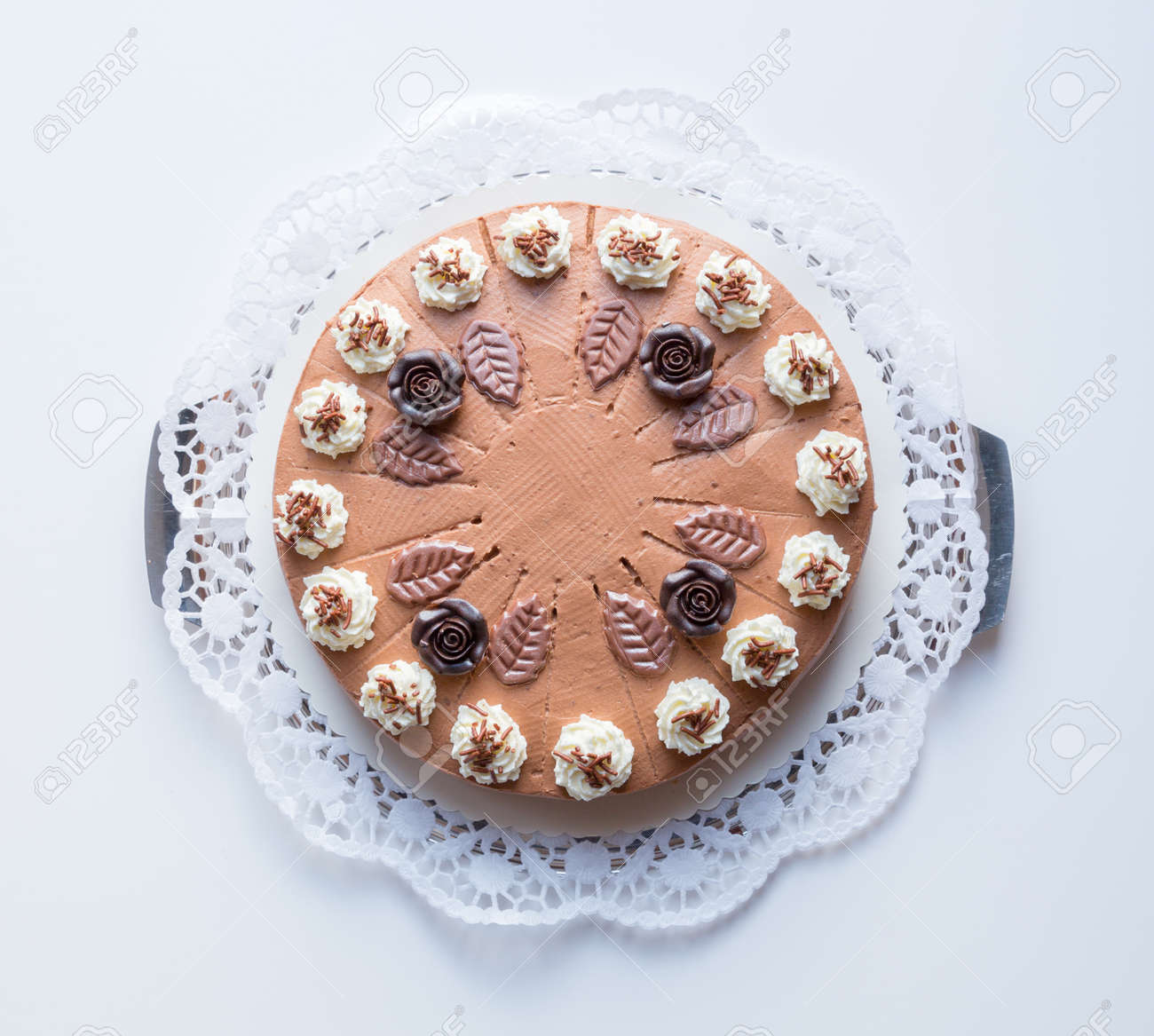 Gateau A La Creme Au Chocolat Sur Blanc Avec De La Dentelle Gateau Banque D Images Et Photos Libres De Droits Image