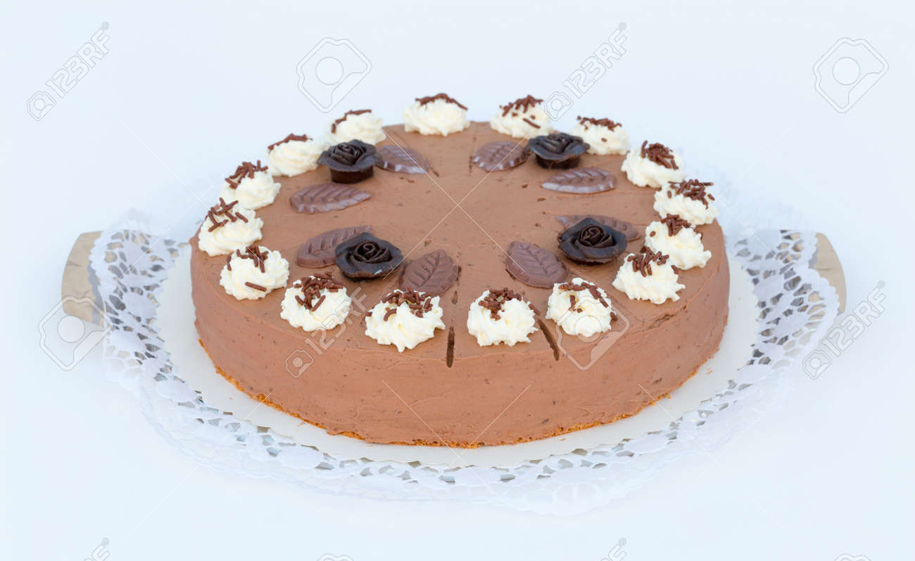 Gateau Au Chocolat A La Creme Sur Fond Blanc Avec De La Dentelle De Gateau Banque D Images Et Photos Libres De Droits Image