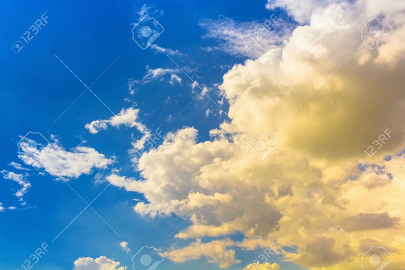 水色の空に白と黄色の雲 の写真素材・画像素材. Image 65448118.