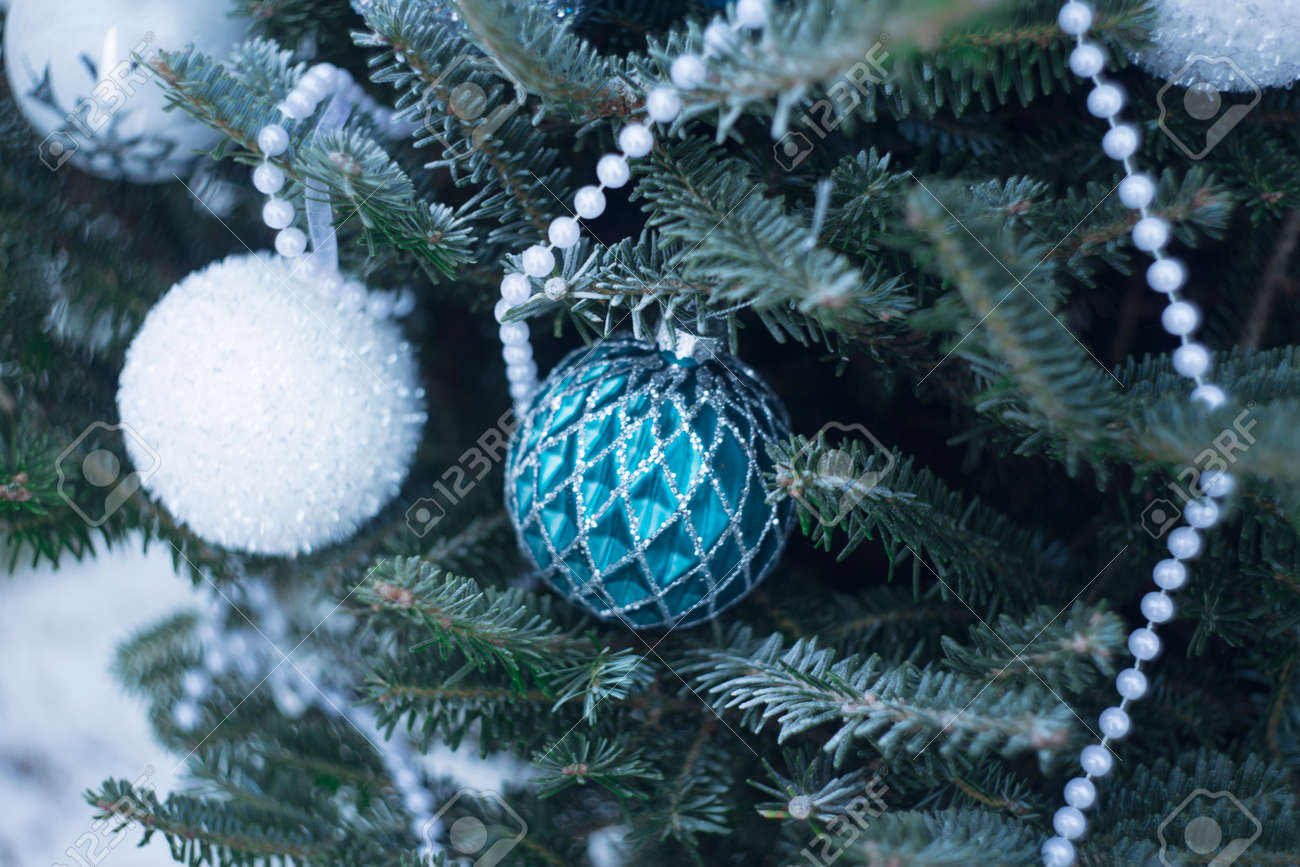 クリスマスツリーに青いファセットボールと白いキラキラボール モミの木の枝に白い真珠のビーズ 霜で覆われた枝 クローズアップ クリスマスや新年の背景 の写真素材 画像素材 Image クリスマスツリーに青いファセットボールと白いキラキラボール モミの木の枝に白い真珠のビーズ 霜で覆われた枝 クローズアップ クリスマスや新年の背景 の写真素材 画像素材 Image