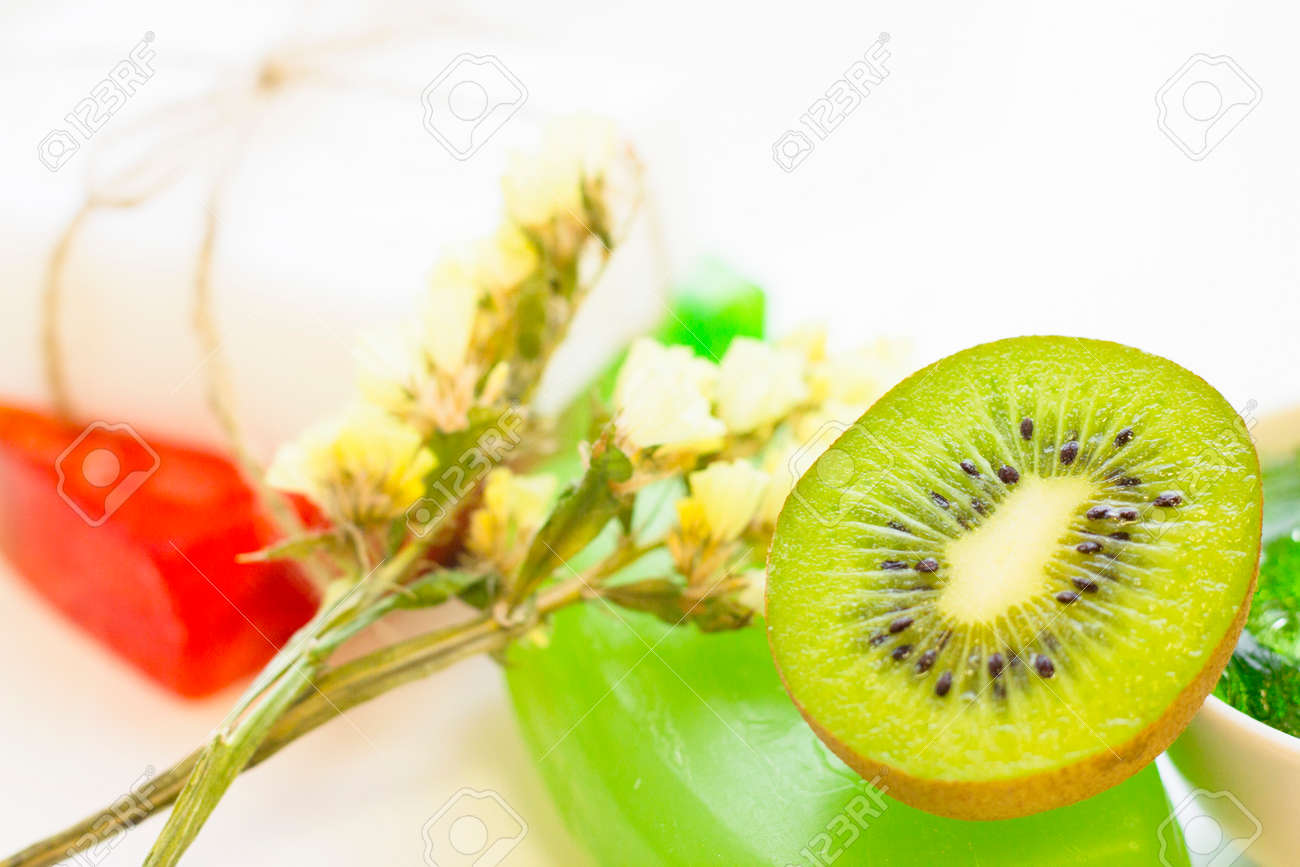 フルーツソープバー キウイと花 白い背景 クローズアップフルーツアロマセラピーコンセプト の写真素材 画像素材 Image