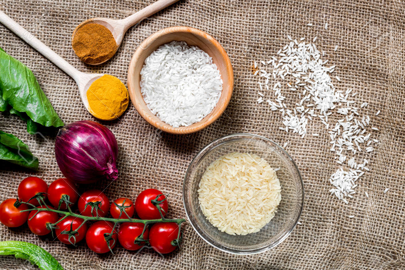 米 スパイスや野菜パエリア茶色ナプキン背景上のテキストのためのスペースを表示します の写真素材 画像素材 Image