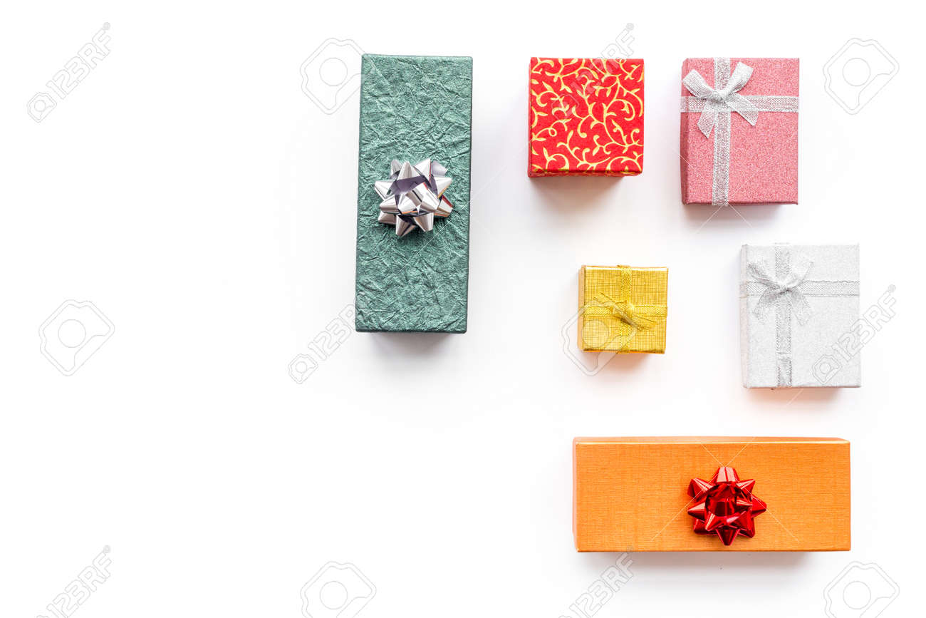 Scatole Per Regali Di Natale.Immagini Stock Le Vendite Cyber Di Lunedi Con Le Scatole Per I Regali Di Natale Su Derisione Bianca Di Vista Superiore Del Fondo Su Image 88420621