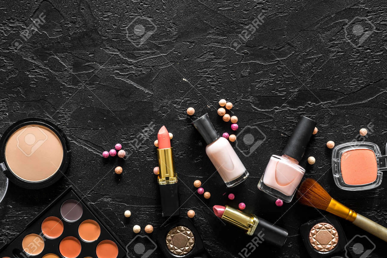 ベージュとヌード トーンの黒背景トップ ビューで自然化粧品の化粧品 の写真素材 画像素材 Image