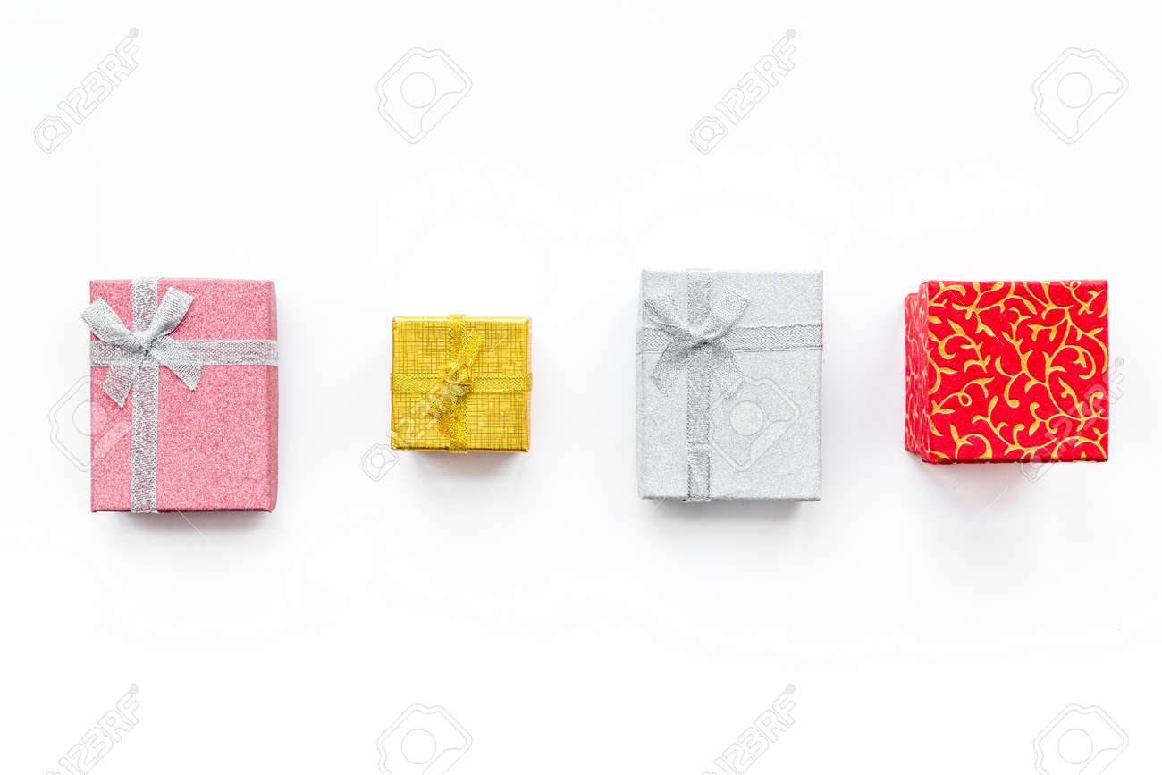 Scatole Per Regali Di Natale.Immagini Stock Le Vendite Cyber Di Lunedi Con Le Scatole Per I Regali Di Natale Su Derisione Bianca Di Vista Superiore Del Fondo Su Image 88795890