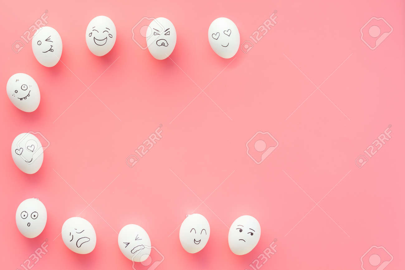 基本的な感情の概念 卵に描かれた顔 幸せ 笑顔 悲しい 怒っている 恋に ピンクの背景上図コピースペース の写真素材 画像素材 Image