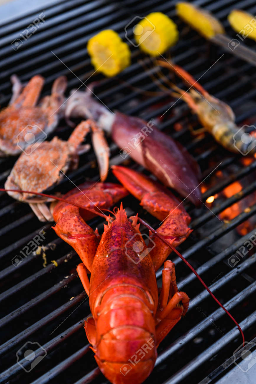 ロブスター カニ イカ エビを炭火焼きで の写真素材 画像素材 Image