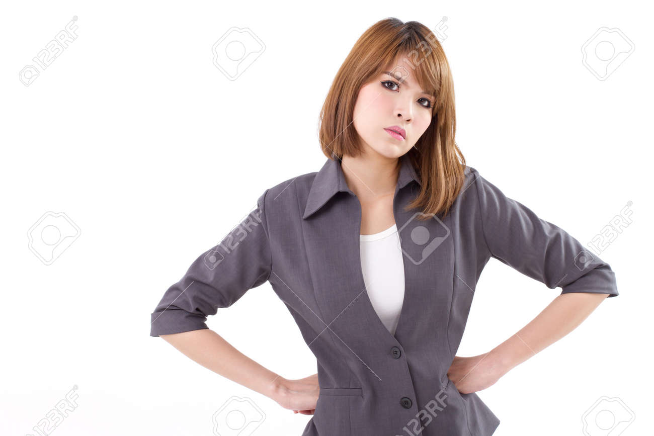 Рука на боку. Сердитая девушка. Стоит руки в боки. Стоит руки в боки. Человек с руками на поясе.